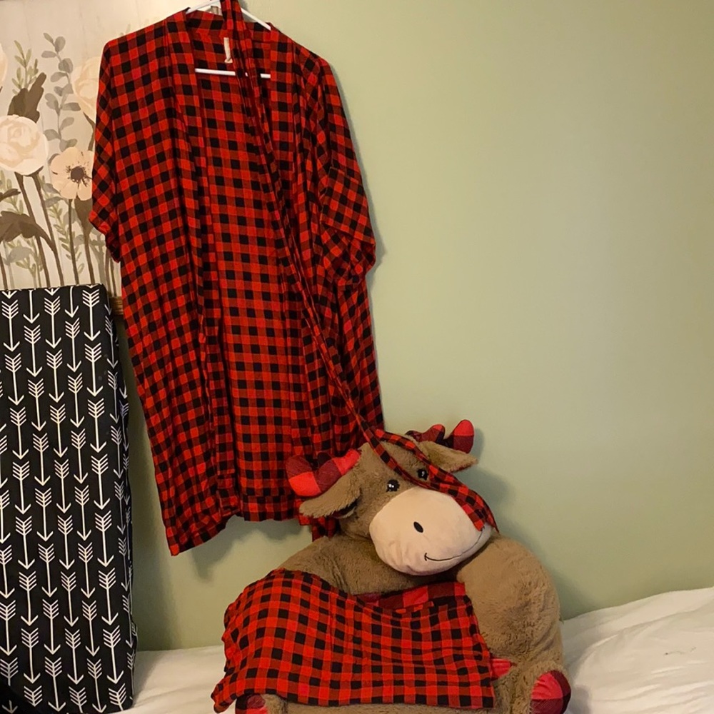 SOLD Delivery robe + swaddle